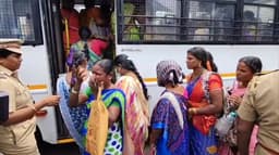 சேலம் மாவட்ட ஆட்சியர் அலுவலகத்தை முற்றுகையிட்ட மக்கள்..! தனியார் நிதி நிறுவனத்தில் பணம் கட்டி ஏமாந்ததாக புகார்...