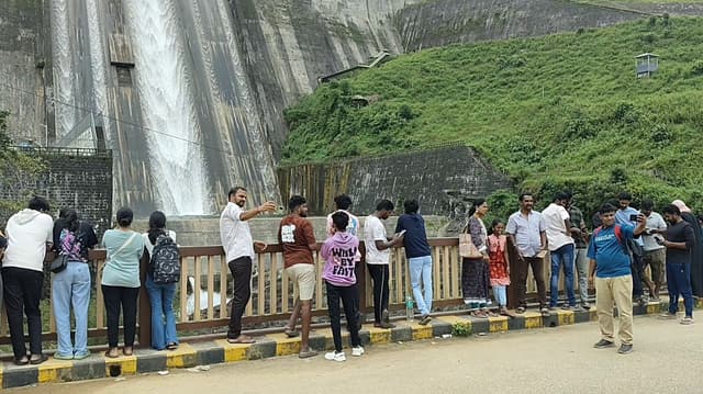 இயற்கை அழகை ரசிக்க வால்பாறையில் குவியும் சுற்றுலா பயணிகள்..! நீர் நிலைகளில் இறங்கி குளிக்க சுற்றுலா பயணிகளுக்கு தடை..!