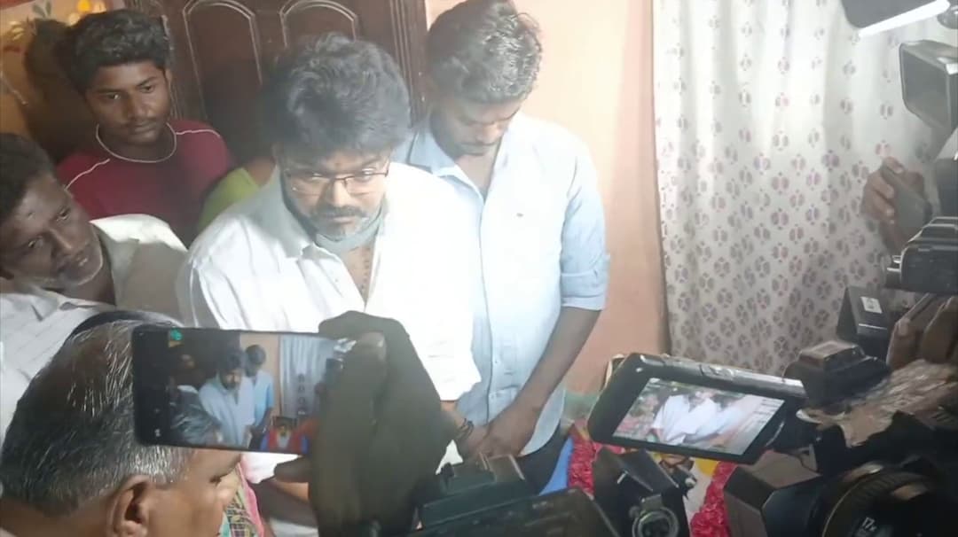 போலீசாரால் அடித்துக் கொல்லப்பட்ட அஜித் வீட்டிற்கு நேரில் சென்று அவரது குடும்பத்திற்கு ஆறுதல் தெரிவித்த விஜய்