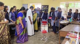 அரசுப் பள்ளியில் நடைபெற்ற ரோபோடிக் அறிவியல் கண்காட்சியில் பல்வேறு கண்டுபிடிப்புகளை காட்சிப்படுத்தி அசத்திய மாணவிகள்