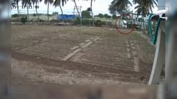 கட்டுப்பாட்டை இழந்து விவசாய தோட்டத்துக்குள் பாய்ந்த கார்