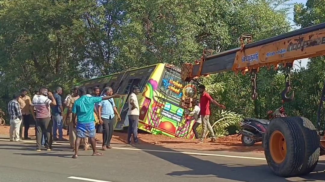 தனியார் பேருந்து மோதியதில் தந்தை, மகன் பலி