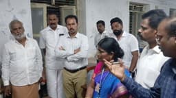 இப்படி இருந்தா எப்படி படிக்க முடியும்..? மகளிர் கல்லூரியில் அமைச்சர் சேகர்பாபு திடீர் ஆய்வு