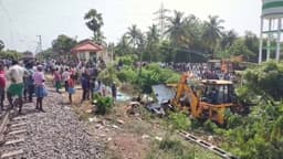 கடலூர் செம்மங்குப்பத்தில் தண்டவாளத்தை கடக்க முயன்ற பள்ளி வேன் மீது ரயில் மோதி கோர விபத்து