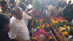 பள்ளி வேன் மீது ரயில் மோதி உயிரிழந்த மாணவர்களின் உடல்களுக்கு அமைச்சர் அஞ்சலி