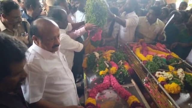 பள்ளி வேன் மீது ரயில் மோதி உயிரிழந்த மாணவர்களின் உடல்களுக்கு அமைச்சர் அஞ்சலி