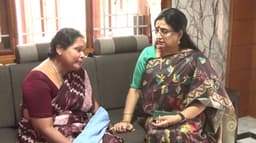 ரிதன்யாவின் பெற்றோரை நேரில் சந்தித்து ஆறுதல் கூறிய நடிகை அம்பிகா