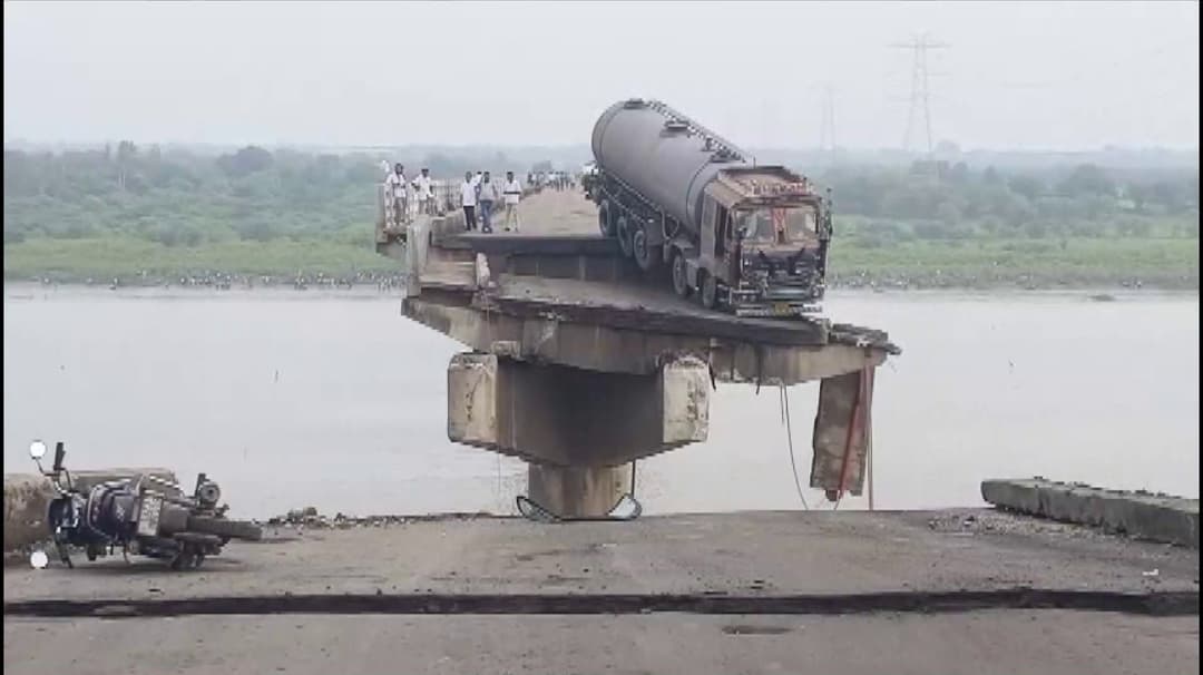 குஜராத்தில் திடீரென இடிந்து விழுந்த ஆற்றுப்பாலம்.. ஆற்றில் விழுந்தவர்களை மீட்கும் பணிகள் தீவிரம்