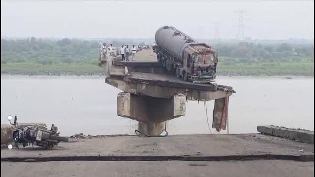 குஜராத்தில் திடீரென இடிந்து விழுந்த ஆற்றுப்பாலம்.. ஆற்றில் விழுந்தவர்களை மீட்கும் பணிகள் தீவிரம்