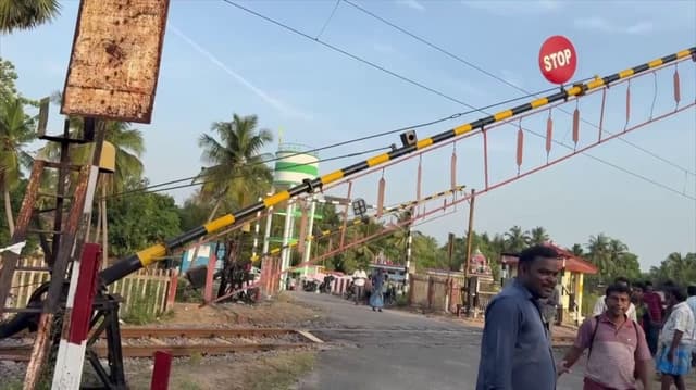பள்ளி வேன் - ரயில் மோதிய இடத்தில் உண்மை கண்டறியும் குழு விசாரணை