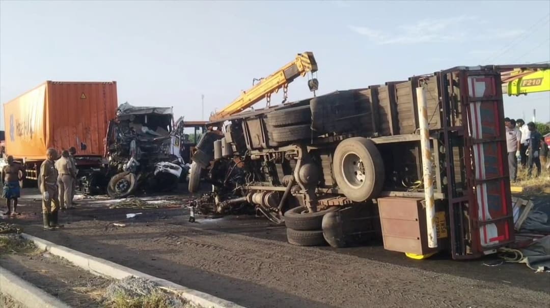 இரண்டு லாரிகள் நேருக்கு நேர் மோதி விபத்து.. 3 பேர் பரிதாபமாக உயிரிழப்பு