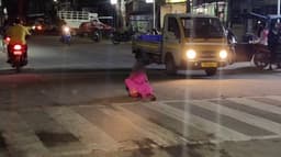 போதையில், நடு ரோட்டில் படுத்து ரகளை செய்த பெண்