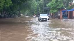 லாகூரில் பருவமழை தீவிரம் - தாழ்வான பகுதிகள் நீரில் மூழ்கின