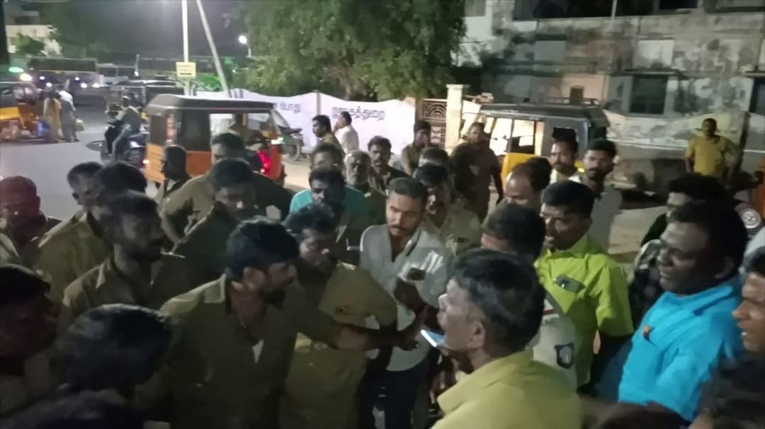 சுற்றுலா பயணிகளை ஏற்றுவதில் ஆட்டோ ஓட்டுநர்கள் இடையே வாக்குவாதம்