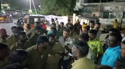 சுற்றுலா பயணிகளை ஏற்றுவதில் ஆட்டோ ஓட்டுநர்கள் இடையே வாக்குவாதம்