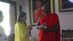 கொழும்பில் உள்ள பௌத்த விகாரில் ஹன்சிகா மோத்வானி வழிபாடு