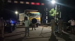 ரயில்வே கேட் மீது லாரி மோதியதால் மின்தடை - 2 ரயில்கள் நிறுத்தம்
