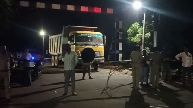 ரயில்வே கேட் மீது லாரி மோதியதால் மின்தடை - 2 ரயில்கள் நிறுத்தம்