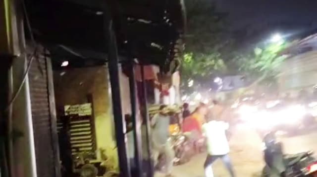யார் பெரியவர் என்பதில் இரு தரப்பினரிடையே முன்விரோதம்