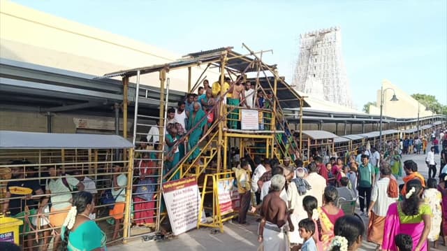 திருச்செந்தூர் கோவிலில் ஞாயிறு விடுமுறையையொட்டி குவியும் பக்தர்கள்