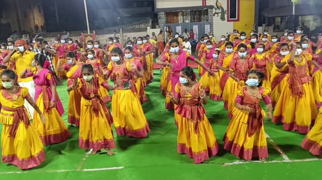 உத்தண்டராயர் கோவிலில் ராஜகணபதி வள்ளி கும்மி குழுவினர் நடனம்