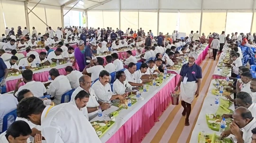 உதயநிதி ஸ்டாலின் தலைமையில் நடைபெற்ற திமுக பாக முகவர்கள் பயிற்சி கூட்டம்.. சுடச்சுட பரிமாறப்பட்ட பிரியாணி, சிக்கன் 65