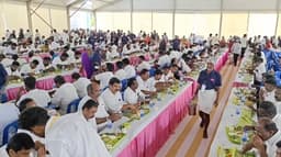உதயநிதி ஸ்டாலின் தலைமையில் நடைபெற்ற திமுக பாக முகவர்கள் பயிற்சி கூட்டம்.. சுடச்சுட பரிமாறப்பட்ட பிரியாணி, சிக்கன் 65