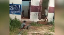தொடக்கப்பள்ளியில் கழிவறையை சுத்தம் செய்த மாணவர்கள்