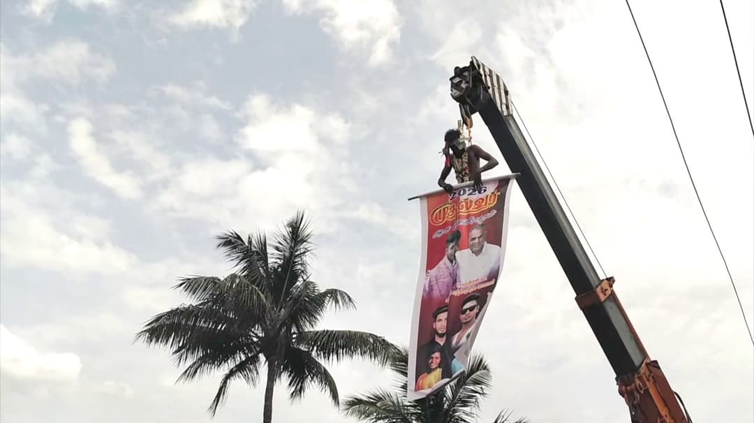 விஜய் முதல்வராக வேண்டி  முதுகில் அழகு குத்திக்கொண்டு 30 அடி உயரத்தில் தொங்கியபடி வந்த பக்தர்