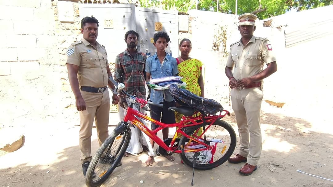 விபத்தில் சிக்கிய பள்ளி மாணவனின் சைக்கிள், சீருடை, நோட்டு புத்தகம் சேதம்.. எஸ்.ஐ உதவி ..!
