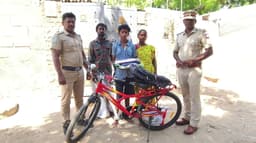 விபத்தில் சிக்கிய பள்ளி மாணவனின் சைக்கிள், சீருடை, நோட்டு புத்தகம் சேதம்.. எஸ்.ஐ உதவி ..!