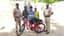 விபத்தில் சிக்கிய பள்ளி மாணவனின் சைக்கிள், சீருடை, நோட்டு புத்தகம் சேதம்.. எஸ்.ஐ உதவி ..!