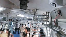 நாட்டின் 74,000 ரயில் பெட்டிகளில் கண்காணிப்பு கேமராக்கள் பொருத்தப்படும் - ரயில்வே அமைச்சகம்