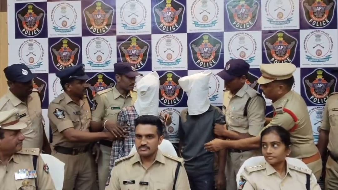 ரயிலில் பெண்களிடம் கத்திமுனையில் நகை பறித்த 2 பேர் கைது