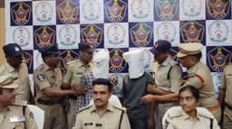 ரயிலில் பெண்களிடம் கத்திமுனையில் நகை பறித்த 2 பேர் கைது