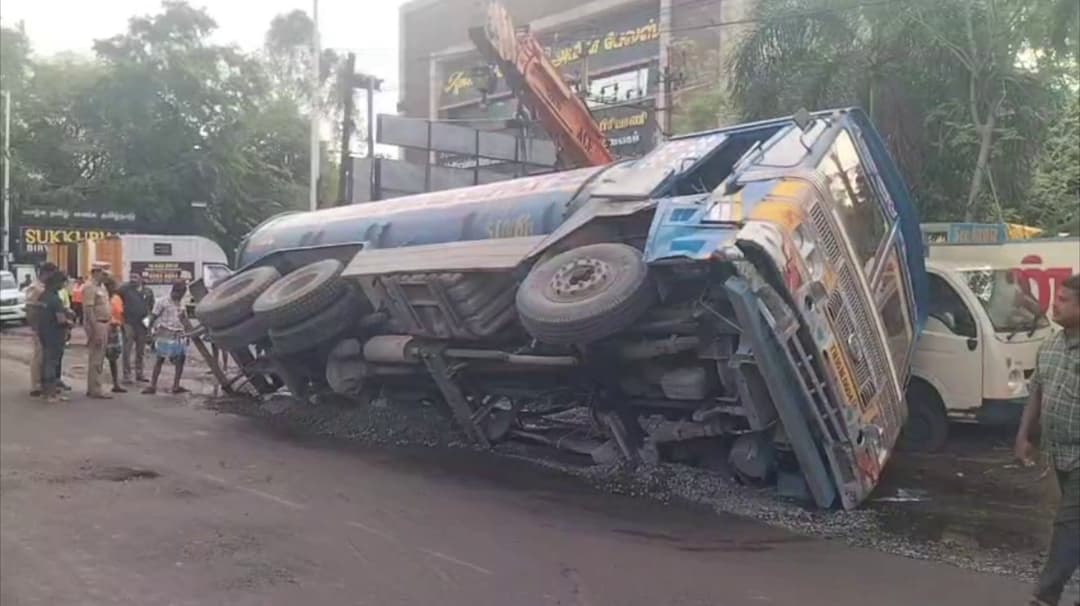 மின்வாரியம் சார்பில் தோண்டப்பட்டு சரியாக மூடப்படாத பள்ளம்..!