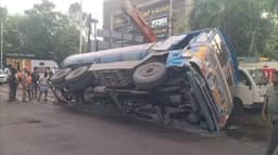 மின்வாரியம் சார்பில் தோண்டப்பட்டு சரியாக மூடப்படாத பள்ளம்..!
