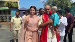 திருப்பதியில்  நடிகை பிரணிதா குடும்பத்துடன் சாமி தரிசனம்