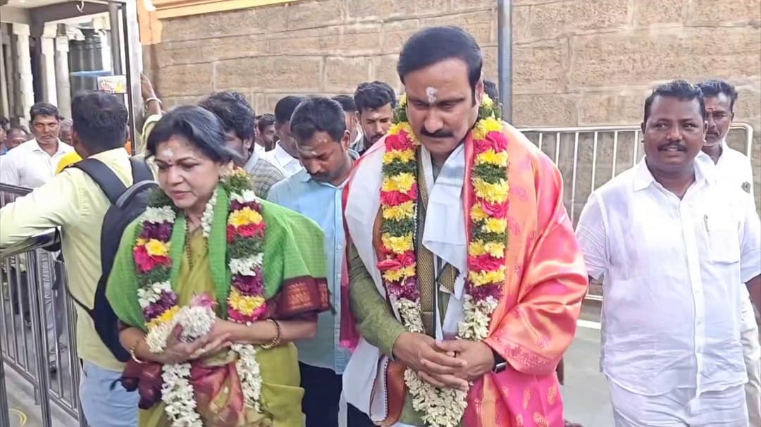 திருப்போரூர் கந்தசாமி கோவிலில் மனைவி உடன் சாமி தரிசனம் செய்த அன்புமணி