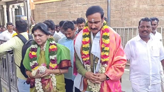 திருப்போரூர் கந்தசாமி கோவிலில் மனைவி உடன் சாமி தரிசனம் செய்த அன்புமணி