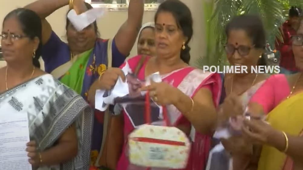 சீமான் உருவப்படத்தை கிழித்த மாதர் சங்கத்தினர்