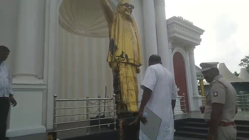 கருணாநிதி சிலை மீது கருப்பு பெயிண்ட் - 77 வயது மருத்துவரிடம் விசாரணை
