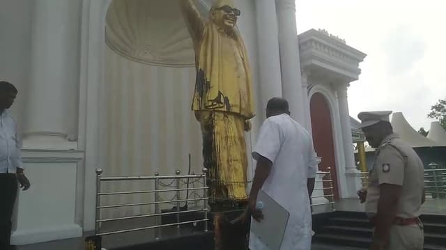 கருணாநிதி சிலை மீது கருப்பு பெயிண்ட் - 77 வயது மருத்துவரிடம் விசாரணை
