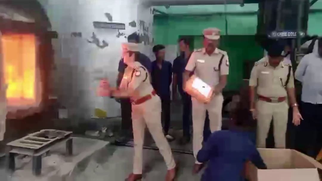 953 கிலோ  கஞ்சா மூட்டைகள் தீயில் போட்டு எரிப்பு