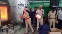 953 கிலோ  கஞ்சா மூட்டைகள் தீயில் போட்டு எரிப்பு