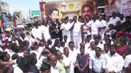 குடிநீர் வசதி போன்ற அடிப்படை வசதி கேட்டு அதிமுக ஆர்ப்பாட்டம்