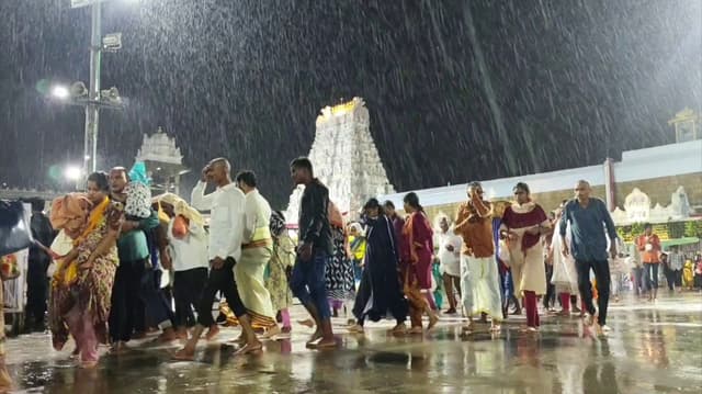 திருப்பதி திருமலையில் இரவில் கொட்டித் தீர்த்த கனமழை