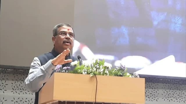 ஒடிசாவை சேர்ந்த மாணவிகளுடன் மத்திய கல்வி அமைச்சர் கலந்துரையாடல்.. ஜி பே மூலம் பெற்றோருக்கு பணம் அனுப்புவதை சுட்டிக் காட்டி பெருமிதம்