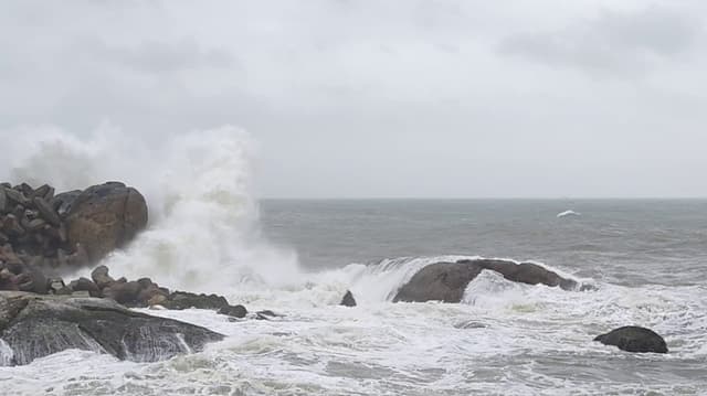 குளச்சல், முட்டம் கடல் பகுதிகளில் 2ஆவது நாளாக கடல் சீற்றம் - வானிலை மையம் எச்சரிக்கை
