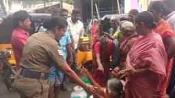 காலி குடங்களுடன் மறியலில் ஈடுபட்ட பெண்கள்.. சமரசம் பேசி சமாளித்த பெண் காவவர்..!